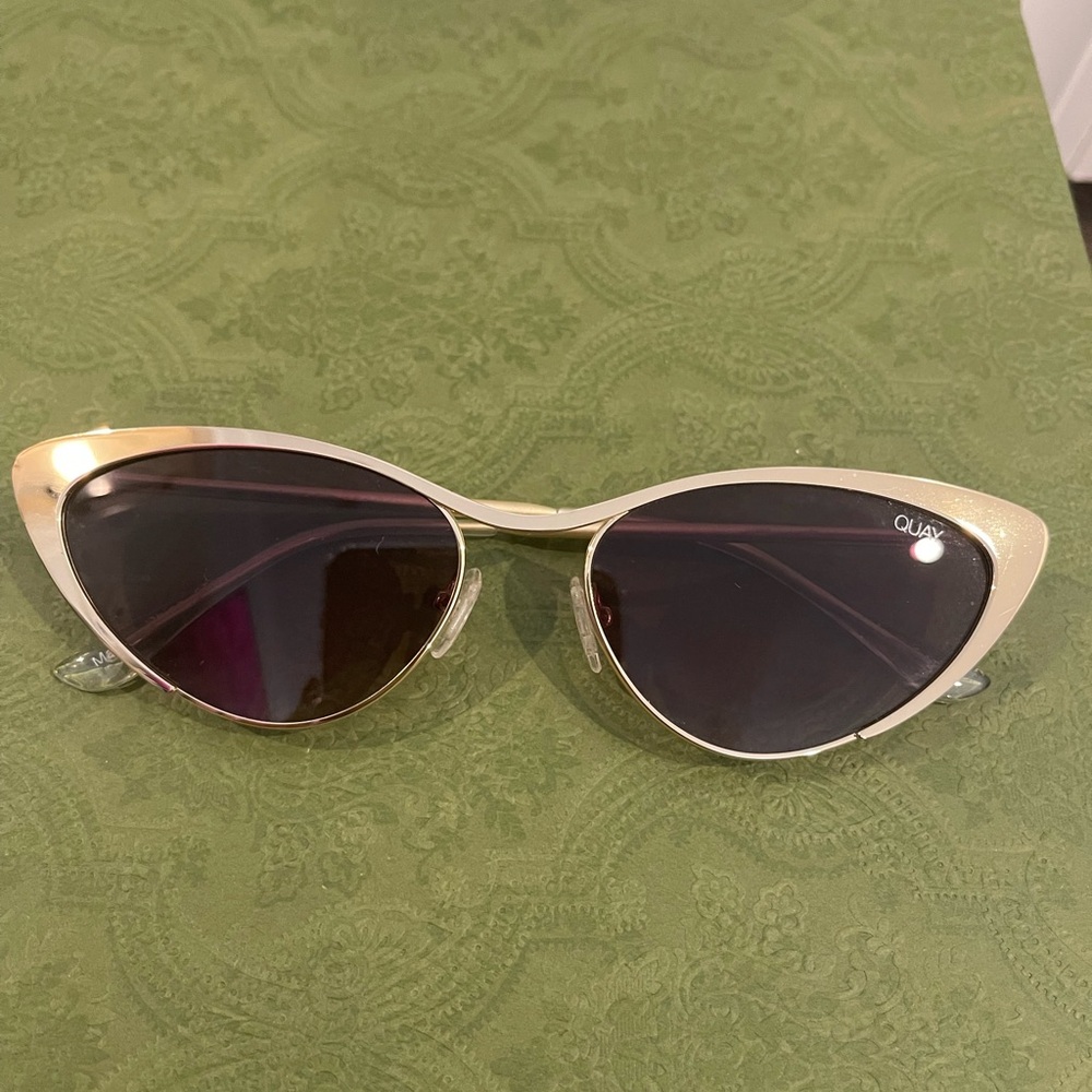 QUAY Australia Gold Rimmed Women’s Sunglasses ✨